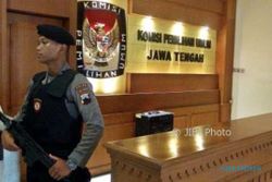 FOTO PILKADA 2018 : Polisi Bersenjata Jaga Kantor KPU Jateng
