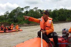 KECELAKAAN AIR : Cari Korban di Kali Serayu, SAR Jateng Dikejutkan Aksi Pria Ini