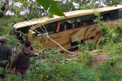 Bus Nahas Limbersa Masih Tertahan di Dalam Jurang