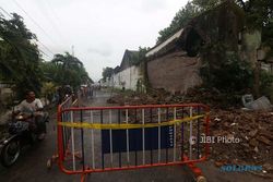 CAGAR BUDAYA SOLO : Kian Kritis, Tembok Bangunan Kompleks Keraton Kasunanan Bergeser