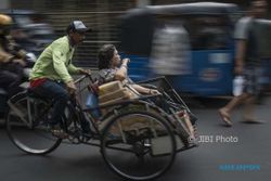Satpol PP Jaga Perbatasan Jakarta, Truk Pengangkut Becak Diusir