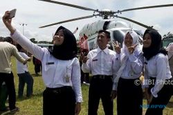KISAH UNIK : Menteri Pertanian ke Demak, Helikopter Jadi Objek Selfie Warga