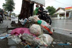 Berhari-Hari Tak Diambil Petugas, Sampah di Colomadu Karanganyar Menggunung