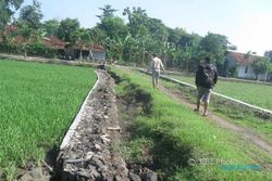 INFRASTRUKTUR SUKOHARJO : Baru Sebulan Dibangun, Talut Jalan Desa Grogol Weru Ambrol