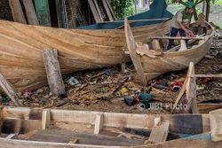 FOTO PERIKANAN JATENG : Perajin Bonang Hasilkan Perahu Kayu