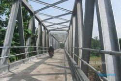 INFRASTRUKTUR SUKOHARJO : Warga Nekat Lintasi Jembatan Lengking Meski Beton Belum Kering