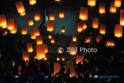 FOTO TAHUN BARU 2018 : Indahnya Borobudur Bertaburkan Lampion