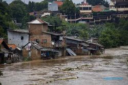 BANJIR JAKARTA : Sandi Setuju Normalisasi Sungai Ciliwung, Anies Pilih Naturalisasi