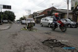 JALAN RUSAK SOLO: DPRD Solo Desak Pemkot Solo Gunakan Dana Sapu Lubang untuk Perbaiki Jalan