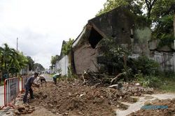 Reruntuhan Tembok Keraton Solo Dibersihkan untuk Buka Akses Jalan