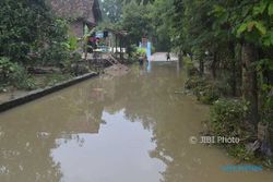BANJIR SUKOHARJO : Air Kali Samin Meluap Rendam Jalan Perkampungan Tegalmade