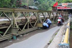 INFRASTRUKTUR BOYOLALI : Gara-Gara Kerap Dilewati Truk Pasir, Rangka Jembatan Darurat Grawah Kini Patah