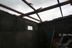 BENCANA KLATEN : Atap Dapur dan Ruang Kerja Balai Desa Taji Rusak Tersambar Petir