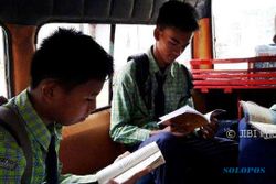 TRANSPORTASI SEMARANG : Wow, Angkot di Semarang Ini Dilengkapi Perpustakaan