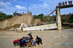 FOTO BENCANA JATENG : Abrasi Runtuhkan Jembatan Sungai Jragung