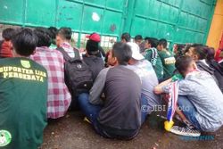 PIALA PRESIDEN 2018: Kehabisan Tiket, Bonek Pilih Nonton dari Sela Pintu Stadion Manahan