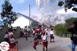 Viral! Foto Bocah SD Berhamburan Saat Letusan Besar Sinabung