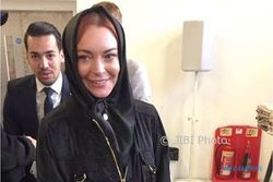 Lindsay Lohan Pakai Kosmetik Halal