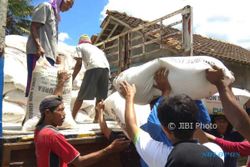 Petani Korban Badai Cempaka Dibantu 71,5 Ton Pupuk Murah
