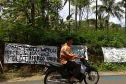 Geram Tak Ada Sinyal, Warga Pasang Spanduk Protes