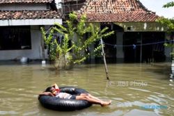 FOTO BENCANA JATENG : Nyaman dan Derita Banjir di Semarang