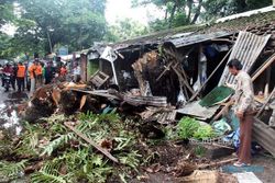 5 Kios, 1 Mobil, dan 9 Motor Remuk, 1 Orang Patah Tulang akibat Pohon Tumbang di Sragen