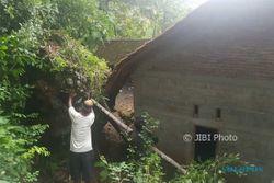 Batu Raksasa Nyaris Menimpa Rumah Poniyo