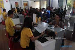 Enggak Rela Kartu Diblokir, Warga Berbondong-Bondong Registrasi SIM Card ke Kantor Operator