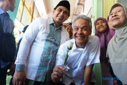 PILKADA 2018 : Dipuji Ganteng, Ganjar Pranowo Diberi Mawar Putih Pedagang Pasar Kliwon