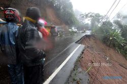 Puncak Diguyur Hujan, Pencarian 2 Pengendara Motor Tertimbun Longsor Dihentikan