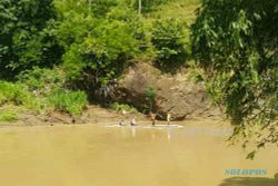 Begini Jerih Payah Warga Pelosok Bantul Seberangi Sungai Oya