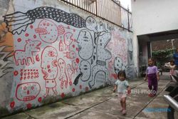 Perupa Solo Ramaikan Pilkada Lewat Seni Mural