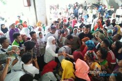 PILKADA JAWA TIMUR 2018 : Blusukan di Pasar Besar Madiun, Khofifah Borong Nasi Jagung