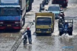 Foto Banjir Masih Genangi Jalan di Semarang