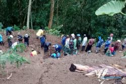 BENCANA JATENG : Longsor Landa Kudus, Jalan Desa Putus