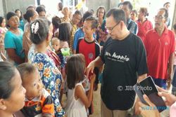 PILKADA 2018 : Kunjungi Dapur Korban Banjir Losari, Sudirman Said Goreng Ikan Asin