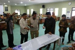 Hasto Tandatangani Spanduk Kerjasama Kulonprogo sebagai Kabupaten Inklusi