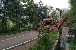 LONGSOR PONOROGO : Batu & Tanah Timbun Jalan Ponorogo-Pacitan di Tugurejo, Alat Berat Dikerahkan