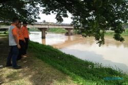 BUNUH DIRI MADIUN : Wanita Terjun ke Sungai Bengawan Madiun Diduga Habis Tenggak Miras