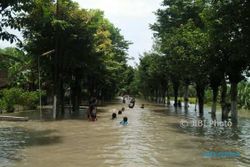 BENCANA MADIUN : Banjir, Anak-Anak Desa Muneng Pilangkenceng Malah Asyik Bermain Air
