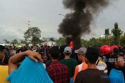 Tak Puas Aksi di Pemkab, Massa Pendemo Blokade Jalan Masuk PT RUM Sukoharjo dan Bakar Ban