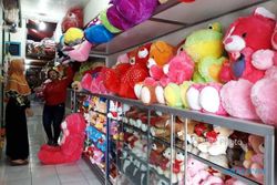 Valentine, Teddy Bear Pink dan Boneka Anjing Laris Manis