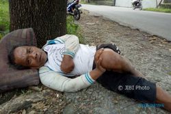 Pria Stroke Tergeletak di Tepi Jalan Colomadu Karanganyar