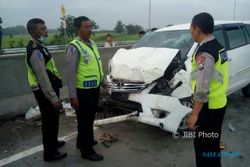 KECELAKAAN MADIUN : Mobil Rombongan Guru Tabrak Pembatas Tol Madiun-Kertosono, 1 Meninggal