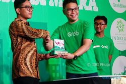 Mitra Grab Seluruh Indonesia Pakai Jas Hujan Buatan Putra Presiden