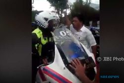 VIDEO VIRAL : Tabrak Pengendara Motor saat Kawal Konvoi Moge, Polisi Ini Bikin Geram Warga…