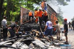 FOTO KEBAKARAN BATANG : Truk Tronton Terbakar di Alas Roban