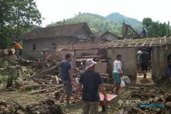 BENCANA WONOGIRI : 5 Rumah di Tirtomoyo Rusak Berat Tertimpa Pohon