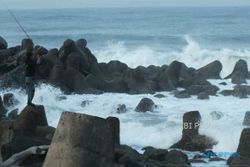 Tak Melaut karena Gelombang Tinggi, Nelayan Pantai Glagah Pilih Memancing