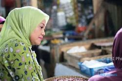 PILKADA 2018 : Ke Pekalongan, Ida Fauziyah Ajak Warga Belanja ke Pasar Tradisional